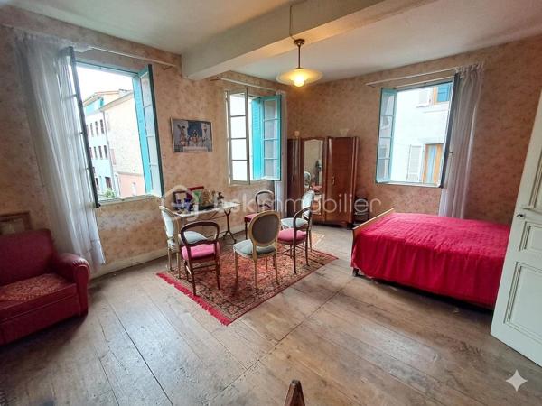 Emplacement : Plein centre-ville, La Bastide-de-Sérou (09240 - Ariège)

​Descriptif général
​Avis aux investisseurs, commerçants, artisans ou familles avec un grand projet de vie ! Situé en plein cœur du village dynamique de La Bastide-de-Sérou, découvrez cet ensemble immobilier hors norme né de la réunion de trois maisons.

​Offrant un potentiel tout simplement incroyable, ce bien unique se compose de 170 m² habitables et de 170 m² d'annexes (comprenant garage, magasin et réserves). Une configuration rare sur le marché qui allie parfaitement vie privée, projet professionnel et capacité de stockage. Doté d'une structure saine et de magnifiques volumes, cet ensemble nécessite une rénovation globale : la page blanche idéale pour laisser libre cours à votre imagination et façonner un projet sur-mesure !

​🛌 Le Coin Habitation (Env. 170 m²)
​L'espace de vie, spacieux et modulable, est idéal pour accueillir une grande famille ou pour être configuré en chambres d'hôtes / appartements indépendants :

​5 chambres lumineuses offrant de beaux volumes.
​3 balcons pour profiter de l'extérieur et de l'animation du centre-village.
​📐 Le Coin Professionnel & Annexes (Env. 170 m²)
​Un véritable atout pour du stockage, un artisan ou une activité commerciale :

​Vitrines commerciales en rez-de-chaussée : Emplacement numéro 1 en plein centre, idéal pour un magasin, un atelier ou des bureaux.
​Espace réserve : Parfaitement attenant pour stocker vos marchandises ou votre matériel.
​Un grand garage : Un luxe rare et indispensable en plein centre-ville pour stationner vos véhicules ou décharger du matériel à l'abri.
​Une cave : Idéale pour du rangement supplémentaire ou pour les amateurs de vin.

​🔑 Les points forts du bien :
​Volume global de près de 340 m² à exploiter selon vos envies.
​Emplacement stratégique : Visibilité commerciale optimale et toutes les commodités à pied (écoles, commerces, services).
​Modularité totale : Possibilité de dissocier la partie commerciale de la partie habitation, ou de découper l'ensemble en plusieurs lots locatifs.
​📊 Caractéristiques clés :
​Surface habitable : ~170 m²
​Surface annexes (Magasin, Garage, Réserves, Cave) : ~170 m²
​Nombre de chambres : 5
​Extérieurs : 3 balcons
​Localisation : La Bastide-de-Sérou (Ariège), au cœur du Parc Naturel Régional des Pyrénées Ariégeoises, entre Foix et Saint-Girons.
Travaux à prévoir.
​Prix : 123 000€ (Honoraires charge vendeur)

DPE : En cours


​Un ensemble avec un tel volume et autant de possibilités en plein centre-ville est une opportunité rarissime sur le secteur. Contactez-moi dès aujourd'hui pour organiser une visite et concrétiser votre projet !