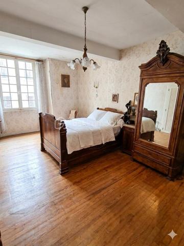 Emplacement : Plein centre-ville, La Bastide-de-Sérou (09240 - Ariège)

​Descriptif général
​Avis aux investisseurs, commerçants, artisans ou familles avec un grand projet de vie ! Situé en plein cœur du village dynamique de La Bastide-de-Sérou, découvrez cet ensemble immobilier hors norme né de la réunion de trois maisons.

​Offrant un potentiel tout simplement incroyable, ce bien unique se compose de 170 m² habitables et de 170 m² d'annexes (comprenant garage, magasin et réserves). Une configuration rare sur le marché qui allie parfaitement vie privée, projet professionnel et capacité de stockage. Doté d'une structure saine et de magnifiques volumes, cet ensemble nécessite une rénovation globale : la page blanche idéale pour laisser libre cours à votre imagination et façonner un projet sur-mesure !

​🛌 Le Coin Habitation (Env. 170 m²)
​L'espace de vie, spacieux et modulable, est idéal pour accueillir une grande famille ou pour être configuré en chambres d'hôtes / appartements indépendants :

​5 chambres lumineuses offrant de beaux volumes.
​3 balcons pour profiter de l'extérieur et de l'animation du centre-village.
​📐 Le Coin Professionnel & Annexes (Env. 170 m²)
​Un véritable atout pour du stockage, un artisan ou une activité commerciale :

​Vitrines commerciales en rez-de-chaussée : Emplacement numéro 1 en plein centre, idéal pour un magasin, un atelier ou des bureaux.
​Espace réserve : Parfaitement attenant pour stocker vos marchandises ou votre matériel.
​Un grand garage : Un luxe rare et indispensable en plein centre-ville pour stationner vos véhicules ou décharger du matériel à l'abri.
​Une cave : Idéale pour du rangement supplémentaire ou pour les amateurs de vin.

​🔑 Les points forts du bien :
​Volume global de près de 340 m² à exploiter selon vos envies.
​Emplacement stratégique : Visibilité commerciale optimale et toutes les commodités à pied (écoles, commerces, services).
​Modularité totale : Possibilité de dissocier la partie commerciale de la partie habitation, ou de découper l'ensemble en plusieurs lots locatifs.
​📊 Caractéristiques clés :
​Surface habitable : ~170 m²
​Surface annexes (Magasin, Garage, Réserves, Cave) : ~170 m²
​Nombre de chambres : 5
​Extérieurs : 3 balcons
​Localisation : La Bastide-de-Sérou (Ariège), au cœur du Parc Naturel Régional des Pyrénées Ariégeoises, entre Foix et Saint-Girons.
Travaux à prévoir.
​Prix : 123 000€ (Honoraires charge vendeur)

DPE : En cours


​Un ensemble avec un tel volume et autant de possibilités en plein centre-ville est une opportunité rarissime sur le secteur. Contactez-moi dès aujourd'hui pour organiser une visite et concrétiser votre projet !