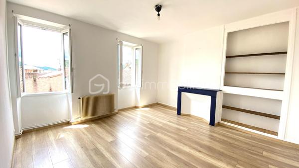 À proximité immédiate du centre-ville de Saint-Affrique, des commerces, écoles, transports et commodités, venez découvrir cet appartement T4 de 78 m² situé au 3ᵉ et dernier étage d’un immeuble de seulement 6 appartements.

Entièrement rénové en 2023 puis récemment rafraîchi, ce bien offre un cadre de vie confortable et fonctionnel, idéal aussi bien pour une résidence principale que pour un investissement locatif.

L’appartement se compose :
✨ d’un séjour lumineux
✨ d’une cuisine aménagée
✨ de 3 chambres
✨ d’une salle de douche
✨ d’un WC indépendant

Vous apprécierez également :
✔ le double vitrage
✔ le chauffage central et la chaudière au gaz
✔ la fibre installée
✔ un galetas privatif offrant un espace de stockage complémentaire
✔ l’absence de vis-à-vis
✔ son exposition Ouest offrant une belle luminosité
✔ son environnement calme, l’appartement donnant sur une partie intérieure de l’immeuble
✔ la vue dégagée sur les toits de Saint-Affrique
✔ le stationnement facile à proximité

📍 Emplacement recherché
📶 Fibre installée
🏢 Petite copropriété bien entretenue
🧱 Aucune procédure en cours
💰 Charges de copropriété maîtrisées
📄 DPE : E
📈 Rentabilité brute potentielle autour de 7,5 % selon le mode d’exploitation envisagé

Ce bien représente une belle opportunité pour :
• un premier achat
• une famille
• un investissement locatif
• une activité de colocation ou de location meublée

🎥 Vidéo disponible sur demande.
📞 Pour plus d’informations ou organiser une visite 
Laetitia Criado – BSK Immobilier