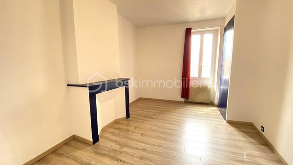 À proximité immédiate du centre-ville de Saint-Affrique, des commerces, écoles, transports et commodités, venez découvrir cet appartement T4 de 78 m² situé au 3ᵉ et dernier étage d’un immeuble de seulement 6 appartements.

Entièrement rénové en 2023 puis récemment rafraîchi, ce bien offre un cadre de vie confortable et fonctionnel, idéal aussi bien pour une résidence principale que pour un investissement locatif.

L’appartement se compose :
✨ d’un séjour lumineux
✨ d’une cuisine aménagée
✨ de 3 chambres
✨ d’une salle de douche
✨ d’un WC indépendant

Vous apprécierez également :
✔ le double vitrage
✔ le chauffage central et la chaudière au gaz
✔ la fibre installée
✔ un galetas privatif offrant un espace de stockage complémentaire
✔ l’absence de vis-à-vis
✔ son exposition Ouest offrant une belle luminosité
✔ son environnement calme, l’appartement donnant sur une partie intérieure de l’immeuble
✔ la vue dégagée sur les toits de Saint-Affrique
✔ le stationnement facile à proximité

📍 Emplacement recherché
📶 Fibre installée
🏢 Petite copropriété bien entretenue
🧱 Aucune procédure en cours
💰 Charges de copropriété maîtrisées
📄 DPE : E
📈 Rentabilité brute potentielle autour de 7,5 % selon le mode d’exploitation envisagé

Ce bien représente une belle opportunité pour :
• un premier achat
• une famille
• un investissement locatif
• une activité de colocation ou de location meublée

🎥 Vidéo disponible sur demande.
📞 Pour plus d’informations ou organiser une visite 
Laetitia Criado – BSK Immobilier