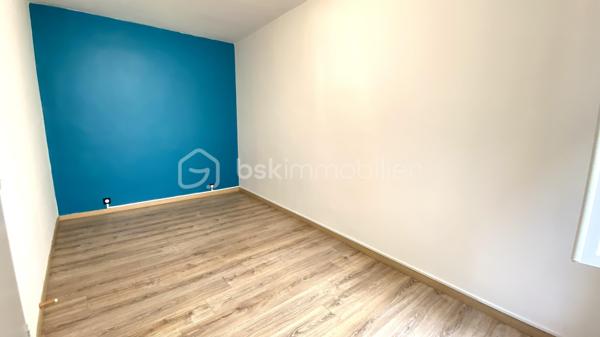 À proximité immédiate du centre-ville de Saint-Affrique, des commerces, écoles, transports et commodités, venez découvrir cet appartement T4 de 78 m² situé au 3ᵉ et dernier étage d’un immeuble de seulement 6 appartements.

Entièrement rénové en 2023 puis récemment rafraîchi, ce bien offre un cadre de vie confortable et fonctionnel, idéal aussi bien pour une résidence principale que pour un investissement locatif.

L’appartement se compose :
✨ d’un séjour lumineux
✨ d’une cuisine aménagée
✨ de 3 chambres
✨ d’une salle de douche
✨ d’un WC indépendant

Vous apprécierez également :
✔ le double vitrage
✔ le chauffage central et la chaudière au gaz
✔ la fibre installée
✔ un galetas privatif offrant un espace de stockage complémentaire
✔ l’absence de vis-à-vis
✔ son exposition Ouest offrant une belle luminosité
✔ son environnement calme, l’appartement donnant sur une partie intérieure de l’immeuble
✔ la vue dégagée sur les toits de Saint-Affrique
✔ le stationnement facile à proximité

📍 Emplacement recherché
📶 Fibre installée
🏢 Petite copropriété bien entretenue
🧱 Aucune procédure en cours
💰 Charges de copropriété maîtrisées
📄 DPE : E
📈 Rentabilité brute potentielle autour de 7,5 % selon le mode d’exploitation envisagé

Ce bien représente une belle opportunité pour :
• un premier achat
• une famille
• un investissement locatif
• une activité de colocation ou de location meublée

🎥 Vidéo disponible sur demande.
📞 Pour plus d’informations ou organiser une visite 
Laetitia Criado – BSK Immobilier