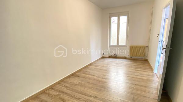 À proximité immédiate du centre-ville de Saint-Affrique, des commerces, écoles, transports et commodités, venez découvrir cet appartement T4 de 78 m² situé au 3ᵉ et dernier étage d’un immeuble de seulement 6 appartements.

Entièrement rénové en 2023 puis récemment rafraîchi, ce bien offre un cadre de vie confortable et fonctionnel, idéal aussi bien pour une résidence principale que pour un investissement locatif.

L’appartement se compose :
✨ d’un séjour lumineux
✨ d’une cuisine aménagée
✨ de 3 chambres
✨ d’une salle de douche
✨ d’un WC indépendant

Vous apprécierez également :
✔ le double vitrage
✔ le chauffage central et la chaudière au gaz
✔ la fibre installée
✔ un galetas privatif offrant un espace de stockage complémentaire
✔ l’absence de vis-à-vis
✔ son exposition Ouest offrant une belle luminosité
✔ son environnement calme, l’appartement donnant sur une partie intérieure de l’immeuble
✔ la vue dégagée sur les toits de Saint-Affrique
✔ le stationnement facile à proximité

📍 Emplacement recherché
📶 Fibre installée
🏢 Petite copropriété bien entretenue
🧱 Aucune procédure en cours
💰 Charges de copropriété maîtrisées
📄 DPE : E
📈 Rentabilité brute potentielle autour de 7,5 % selon le mode d’exploitation envisagé

Ce bien représente une belle opportunité pour :
• un premier achat
• une famille
• un investissement locatif
• une activité de colocation ou de location meublée

🎥 Vidéo disponible sur demande.
📞 Pour plus d’informations ou organiser une visite 
Laetitia Criado – BSK Immobilier