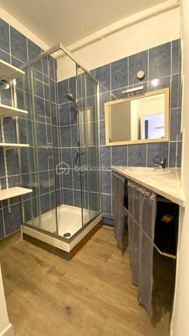 À proximité immédiate du centre-ville de Saint-Affrique, des commerces, écoles, transports et commodités, venez découvrir cet appartement T4 de 78 m² situé au 3ᵉ et dernier étage d’un immeuble de seulement 6 appartements.

Entièrement rénové en 2023 puis récemment rafraîchi, ce bien offre un cadre de vie confortable et fonctionnel, idéal aussi bien pour une résidence principale que pour un investissement locatif.

L’appartement se compose :
✨ d’un séjour lumineux
✨ d’une cuisine aménagée
✨ de 3 chambres
✨ d’une salle de douche
✨ d’un WC indépendant

Vous apprécierez également :
✔ le double vitrage
✔ le chauffage central et la chaudière au gaz
✔ la fibre installée
✔ un galetas privatif offrant un espace de stockage complémentaire
✔ l’absence de vis-à-vis
✔ son exposition Ouest offrant une belle luminosité
✔ son environnement calme, l’appartement donnant sur une partie intérieure de l’immeuble
✔ la vue dégagée sur les toits de Saint-Affrique
✔ le stationnement facile à proximité

📍 Emplacement recherché
📶 Fibre installée
🏢 Petite copropriété bien entretenue
🧱 Aucune procédure en cours
💰 Charges de copropriété maîtrisées
📄 DPE : E
📈 Rentabilité brute potentielle autour de 7,5 % selon le mode d’exploitation envisagé

Ce bien représente une belle opportunité pour :
• un premier achat
• une famille
• un investissement locatif
• une activité de colocation ou de location meublée

🎥 Vidéo disponible sur demande.
📞 Pour plus d’informations ou organiser une visite 
Laetitia Criado – BSK Immobilier
