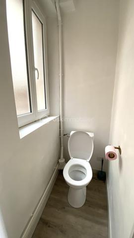 À proximité immédiate du centre-ville de Saint-Affrique, des commerces, écoles, transports et commodités, venez découvrir cet appartement T4 de 78 m² situé au 3ᵉ et dernier étage d’un immeuble de seulement 6 appartements.

Entièrement rénové en 2023 puis récemment rafraîchi, ce bien offre un cadre de vie confortable et fonctionnel, idéal aussi bien pour une résidence principale que pour un investissement locatif.

L’appartement se compose :
✨ d’un séjour lumineux
✨ d’une cuisine aménagée
✨ de 3 chambres
✨ d’une salle de douche
✨ d’un WC indépendant

Vous apprécierez également :
✔ le double vitrage
✔ le chauffage central et la chaudière au gaz
✔ la fibre installée
✔ un galetas privatif offrant un espace de stockage complémentaire
✔ l’absence de vis-à-vis
✔ son exposition Ouest offrant une belle luminosité
✔ son environnement calme, l’appartement donnant sur une partie intérieure de l’immeuble
✔ la vue dégagée sur les toits de Saint-Affrique
✔ le stationnement facile à proximité

📍 Emplacement recherché
📶 Fibre installée
🏢 Petite copropriété bien entretenue
🧱 Aucune procédure en cours
💰 Charges de copropriété maîtrisées
📄 DPE : E
📈 Rentabilité brute potentielle autour de 7,5 % selon le mode d’exploitation envisagé

Ce bien représente une belle opportunité pour :
• un premier achat
• une famille
• un investissement locatif
• une activité de colocation ou de location meublée

🎥 Vidéo disponible sur demande.
📞 Pour plus d’informations ou organiser une visite 
Laetitia Criado – BSK Immobilier