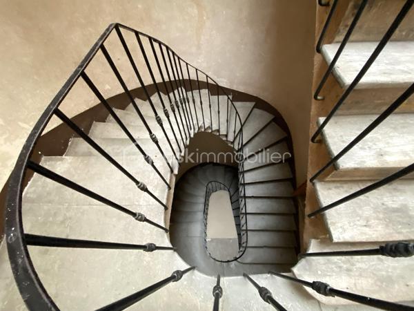 À proximité immédiate du centre-ville de Saint-Affrique, des commerces, écoles, transports et commodités, venez découvrir cet appartement T4 de 78 m² situé au 3ᵉ et dernier étage d’un immeuble de seulement 6 appartements.

Entièrement rénové en 2023 puis récemment rafraîchi, ce bien offre un cadre de vie confortable et fonctionnel, idéal aussi bien pour une résidence principale que pour un investissement locatif.

L’appartement se compose :
✨ d’un séjour lumineux
✨ d’une cuisine aménagée
✨ de 3 chambres
✨ d’une salle de douche
✨ d’un WC indépendant

Vous apprécierez également :
✔ le double vitrage
✔ le chauffage central et la chaudière au gaz
✔ la fibre installée
✔ un galetas privatif offrant un espace de stockage complémentaire
✔ l’absence de vis-à-vis
✔ son exposition Ouest offrant une belle luminosité
✔ son environnement calme, l’appartement donnant sur une partie intérieure de l’immeuble
✔ la vue dégagée sur les toits de Saint-Affrique
✔ le stationnement facile à proximité

📍 Emplacement recherché
📶 Fibre installée
🏢 Petite copropriété bien entretenue
🧱 Aucune procédure en cours
💰 Charges de copropriété maîtrisées
📄 DPE : E
📈 Rentabilité brute potentielle autour de 7,5 % selon le mode d’exploitation envisagé

Ce bien représente une belle opportunité pour :
• un premier achat
• une famille
• un investissement locatif
• une activité de colocation ou de location meublée

🎥 Vidéo disponible sur demande.
📞 Pour plus d’informations ou organiser une visite 
Laetitia Criado – BSK Immobilier