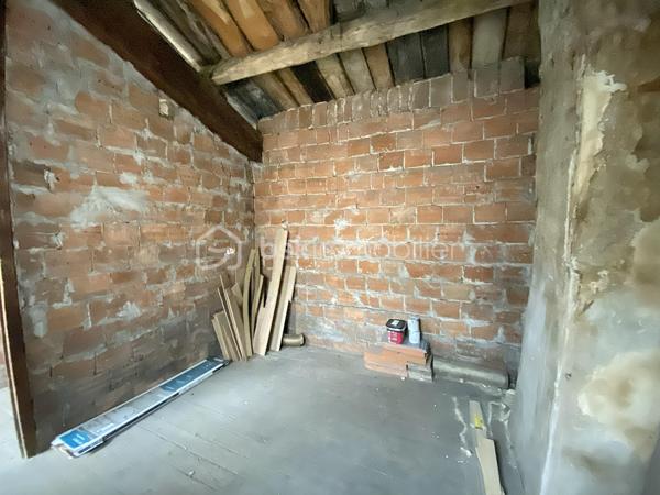 À proximité immédiate du centre-ville de Saint-Affrique, des commerces, écoles, transports et commodités, venez découvrir cet appartement T4 de 78 m² situé au 3ᵉ et dernier étage d’un immeuble de seulement 6 appartements.

Entièrement rénové en 2023 puis récemment rafraîchi, ce bien offre un cadre de vie confortable et fonctionnel, idéal aussi bien pour une résidence principale que pour un investissement locatif.

L’appartement se compose :
✨ d’un séjour lumineux
✨ d’une cuisine aménagée
✨ de 3 chambres
✨ d’une salle de douche
✨ d’un WC indépendant

Vous apprécierez également :
✔ le double vitrage
✔ le chauffage central et la chaudière au gaz
✔ la fibre installée
✔ un galetas privatif offrant un espace de stockage complémentaire
✔ l’absence de vis-à-vis
✔ son exposition Ouest offrant une belle luminosité
✔ son environnement calme, l’appartement donnant sur une partie intérieure de l’immeuble
✔ la vue dégagée sur les toits de Saint-Affrique
✔ le stationnement facile à proximité

📍 Emplacement recherché
📶 Fibre installée
🏢 Petite copropriété bien entretenue
🧱 Aucune procédure en cours
💰 Charges de copropriété maîtrisées
📄 DPE : E
📈 Rentabilité brute potentielle autour de 7,5 % selon le mode d’exploitation envisagé

Ce bien représente une belle opportunité pour :
• un premier achat
• une famille
• un investissement locatif
• une activité de colocation ou de location meublée

🎥 Vidéo disponible sur demande.
📞 Pour plus d’informations ou organiser une visite 
Laetitia Criado – BSK Immobilier