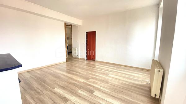 À proximité immédiate du centre-ville de Saint-Affrique, des commerces, écoles, transports et commodités, venez découvrir cet appartement T4 de 78 m² situé au 3ᵉ et dernier étage d’un immeuble de seulement 6 appartements.

Entièrement rénové en 2023 puis récemment rafraîchi, ce bien offre un cadre de vie confortable et fonctionnel, idéal aussi bien pour une résidence principale que pour un investissement locatif.

L’appartement se compose :
✨ d’un séjour lumineux
✨ d’une cuisine aménagée
✨ de 3 chambres
✨ d’une salle de douche
✨ d’un WC indépendant

Vous apprécierez également :
✔ le double vitrage
✔ le chauffage central et la chaudière au gaz
✔ la fibre installée
✔ un galetas privatif offrant un espace de stockage complémentaire
✔ l’absence de vis-à-vis
✔ son exposition Ouest offrant une belle luminosité
✔ son environnement calme, l’appartement donnant sur une partie intérieure de l’immeuble
✔ la vue dégagée sur les toits de Saint-Affrique
✔ le stationnement facile à proximité

📍 Emplacement recherché
📶 Fibre installée
🏢 Petite copropriété bien entretenue
🧱 Aucune procédure en cours
💰 Charges de copropriété maîtrisées
📄 DPE : E
📈 Rentabilité brute potentielle autour de 7,5 % selon le mode d’exploitation envisagé

Ce bien représente une belle opportunité pour :
• un premier achat
• une famille
• un investissement locatif
• une activité de colocation ou de location meublée

🎥 Vidéo disponible sur demande.
📞 Pour plus d’informations ou organiser une visite 
Laetitia Criado – BSK Immobilier