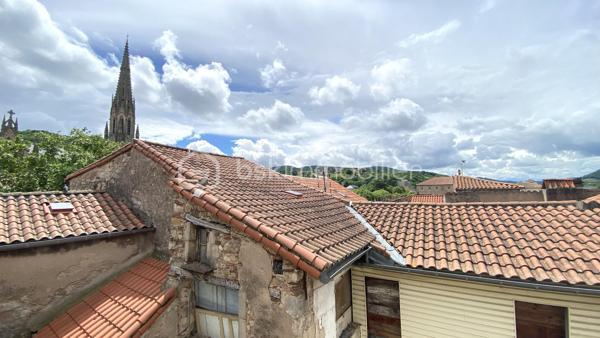 À proximité immédiate du centre-ville de Saint-Affrique, des commerces, écoles, transports et commodités, venez découvrir cet appartement T4 de 78 m² situé au 3ᵉ et dernier étage d’un immeuble de seulement 6 appartements.

Entièrement rénové en 2023 puis récemment rafraîchi, ce bien offre un cadre de vie confortable et fonctionnel, idéal aussi bien pour une résidence principale que pour un investissement locatif.

L’appartement se compose :
✨ d’un séjour lumineux
✨ d’une cuisine aménagée
✨ de 3 chambres
✨ d’une salle de douche
✨ d’un WC indépendant

Vous apprécierez également :
✔ le double vitrage
✔ le chauffage central et la chaudière au gaz
✔ la fibre installée
✔ un galetas privatif offrant un espace de stockage complémentaire
✔ l’absence de vis-à-vis
✔ son exposition Ouest offrant une belle luminosité
✔ son environnement calme, l’appartement donnant sur une partie intérieure de l’immeuble
✔ la vue dégagée sur les toits de Saint-Affrique
✔ le stationnement facile à proximité

📍 Emplacement recherché
📶 Fibre installée
🏢 Petite copropriété bien entretenue
🧱 Aucune procédure en cours
💰 Charges de copropriété maîtrisées
📄 DPE : E
📈 Rentabilité brute potentielle autour de 7,5 % selon le mode d’exploitation envisagé

Ce bien représente une belle opportunité pour :
• un premier achat
• une famille
• un investissement locatif
• une activité de colocation ou de location meublée

🎥 Vidéo disponible sur demande.
📞 Pour plus d’informations ou organiser une visite 
Laetitia Criado – BSK Immobilier