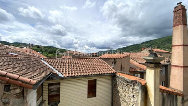 À proximité immédiate du centre-ville de Saint-Affrique, des commerces, écoles, transports et commodités, venez découvrir cet appartement T4 de 78 m² situé au 3ᵉ et dernier étage d’un immeuble de seulement 6 appartements.

Entièrement rénové en 2023 puis récemment rafraîchi, ce bien offre un cadre de vie confortable et fonctionnel, idéal aussi bien pour une résidence principale que pour un investissement locatif.

L’appartement se compose :
✨ d’un séjour lumineux
✨ d’une cuisine aménagée
✨ de 3 chambres
✨ d’une salle de douche
✨ d’un WC indépendant

Vous apprécierez également :
✔ le double vitrage
✔ le chauffage central et la chaudière au gaz
✔ la fibre installée
✔ un galetas privatif offrant un espace de stockage complémentaire
✔ l’absence de vis-à-vis
✔ son exposition Ouest offrant une belle luminosité
✔ son environnement calme, l’appartement donnant sur une partie intérieure de l’immeuble
✔ la vue dégagée sur les toits de Saint-Affrique
✔ le stationnement facile à proximité

📍 Emplacement recherché
📶 Fibre installée
🏢 Petite copropriété bien entretenue
🧱 Aucune procédure en cours
💰 Charges de copropriété maîtrisées
📄 DPE : E
📈 Rentabilité brute potentielle autour de 7,5 % selon le mode d’exploitation envisagé

Ce bien représente une belle opportunité pour :
• un premier achat
• une famille
• un investissement locatif
• une activité de colocation ou de location meublée

🎥 Vidéo disponible sur demande.
📞 Pour plus d’informations ou organiser une visite 
Laetitia Criado – BSK Immobilier