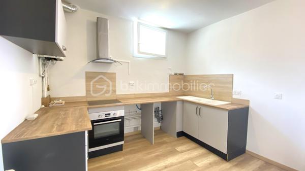 À proximité immédiate du centre-ville de Saint-Affrique, des commerces, écoles, transports et commodités, venez découvrir cet appartement T4 de 78 m² situé au 3ᵉ et dernier étage d’un immeuble de seulement 6 appartements.

Entièrement rénové en 2023 puis récemment rafraîchi, ce bien offre un cadre de vie confortable et fonctionnel, idéal aussi bien pour une résidence principale que pour un investissement locatif.

L’appartement se compose :
✨ d’un séjour lumineux
✨ d’une cuisine aménagée
✨ de 3 chambres
✨ d’une salle de douche
✨ d’un WC indépendant

Vous apprécierez également :
✔ le double vitrage
✔ le chauffage central et la chaudière au gaz
✔ la fibre installée
✔ un galetas privatif offrant un espace de stockage complémentaire
✔ l’absence de vis-à-vis
✔ son exposition Ouest offrant une belle luminosité
✔ son environnement calme, l’appartement donnant sur une partie intérieure de l’immeuble
✔ la vue dégagée sur les toits de Saint-Affrique
✔ le stationnement facile à proximité

📍 Emplacement recherché
📶 Fibre installée
🏢 Petite copropriété bien entretenue
🧱 Aucune procédure en cours
💰 Charges de copropriété maîtrisées
📄 DPE : E
📈 Rentabilité brute potentielle autour de 7,5 % selon le mode d’exploitation envisagé

Ce bien représente une belle opportunité pour :
• un premier achat
• une famille
• un investissement locatif
• une activité de colocation ou de location meublée

🎥 Vidéo disponible sur demande.
📞 Pour plus d’informations ou organiser une visite 
Laetitia Criado – BSK Immobilier