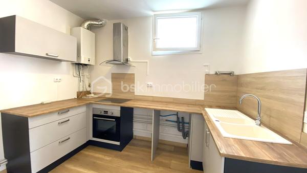 À proximité immédiate du centre-ville de Saint-Affrique, des commerces, écoles, transports et commodités, venez découvrir cet appartement T4 de 78 m² situé au 3ᵉ et dernier étage d’un immeuble de seulement 6 appartements.

Entièrement rénové en 2023 puis récemment rafraîchi, ce bien offre un cadre de vie confortable et fonctionnel, idéal aussi bien pour une résidence principale que pour un investissement locatif.

L’appartement se compose :
✨ d’un séjour lumineux
✨ d’une cuisine aménagée
✨ de 3 chambres
✨ d’une salle de douche
✨ d’un WC indépendant

Vous apprécierez également :
✔ le double vitrage
✔ le chauffage central et la chaudière au gaz
✔ la fibre installée
✔ un galetas privatif offrant un espace de stockage complémentaire
✔ l’absence de vis-à-vis
✔ son exposition Ouest offrant une belle luminosité
✔ son environnement calme, l’appartement donnant sur une partie intérieure de l’immeuble
✔ la vue dégagée sur les toits de Saint-Affrique
✔ le stationnement facile à proximité

📍 Emplacement recherché
📶 Fibre installée
🏢 Petite copropriété bien entretenue
🧱 Aucune procédure en cours
💰 Charges de copropriété maîtrisées
📄 DPE : E
📈 Rentabilité brute potentielle autour de 7,5 % selon le mode d’exploitation envisagé

Ce bien représente une belle opportunité pour :
• un premier achat
• une famille
• un investissement locatif
• une activité de colocation ou de location meublée

🎥 Vidéo disponible sur demande.
📞 Pour plus d’informations ou organiser une visite 
Laetitia Criado – BSK Immobilier
