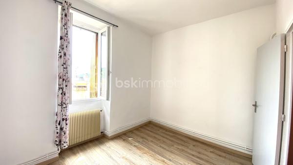 À proximité immédiate du centre-ville de Saint-Affrique, des commerces, écoles, transports et commodités, venez découvrir cet appartement T4 de 78 m² situé au 3ᵉ et dernier étage d’un immeuble de seulement 6 appartements.

Entièrement rénové en 2023 puis récemment rafraîchi, ce bien offre un cadre de vie confortable et fonctionnel, idéal aussi bien pour une résidence principale que pour un investissement locatif.

L’appartement se compose :
✨ d’un séjour lumineux
✨ d’une cuisine aménagée
✨ de 3 chambres
✨ d’une salle de douche
✨ d’un WC indépendant

Vous apprécierez également :
✔ le double vitrage
✔ le chauffage central et la chaudière au gaz
✔ la fibre installée
✔ un galetas privatif offrant un espace de stockage complémentaire
✔ l’absence de vis-à-vis
✔ son exposition Ouest offrant une belle luminosité
✔ son environnement calme, l’appartement donnant sur une partie intérieure de l’immeuble
✔ la vue dégagée sur les toits de Saint-Affrique
✔ le stationnement facile à proximité

📍 Emplacement recherché
📶 Fibre installée
🏢 Petite copropriété bien entretenue
🧱 Aucune procédure en cours
💰 Charges de copropriété maîtrisées
📄 DPE : E
📈 Rentabilité brute potentielle autour de 7,5 % selon le mode d’exploitation envisagé

Ce bien représente une belle opportunité pour :
• un premier achat
• une famille
• un investissement locatif
• une activité de colocation ou de location meublée

🎥 Vidéo disponible sur demande.
📞 Pour plus d’informations ou organiser une visite 
Laetitia Criado – BSK Immobilier