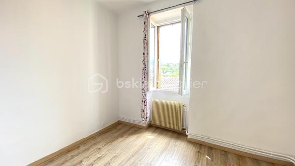 À proximité immédiate du centre-ville de Saint-Affrique, des commerces, écoles, transports et commodités, venez découvrir cet appartement T4 de 78 m² situé au 3ᵉ et dernier étage d’un immeuble de seulement 6 appartements.

Entièrement rénové en 2023 puis récemment rafraîchi, ce bien offre un cadre de vie confortable et fonctionnel, idéal aussi bien pour une résidence principale que pour un investissement locatif.

L’appartement se compose :
✨ d’un séjour lumineux
✨ d’une cuisine aménagée
✨ de 3 chambres
✨ d’une salle de douche
✨ d’un WC indépendant

Vous apprécierez également :
✔ le double vitrage
✔ le chauffage central et la chaudière au gaz
✔ la fibre installée
✔ un galetas privatif offrant un espace de stockage complémentaire
✔ l’absence de vis-à-vis
✔ son exposition Ouest offrant une belle luminosité
✔ son environnement calme, l’appartement donnant sur une partie intérieure de l’immeuble
✔ la vue dégagée sur les toits de Saint-Affrique
✔ le stationnement facile à proximité

📍 Emplacement recherché
📶 Fibre installée
🏢 Petite copropriété bien entretenue
🧱 Aucune procédure en cours
💰 Charges de copropriété maîtrisées
📄 DPE : E
📈 Rentabilité brute potentielle autour de 7,5 % selon le mode d’exploitation envisagé

Ce bien représente une belle opportunité pour :
• un premier achat
• une famille
• un investissement locatif
• une activité de colocation ou de location meublée

🎥 Vidéo disponible sur demande.
📞 Pour plus d’informations ou organiser une visite 
Laetitia Criado – BSK Immobilier