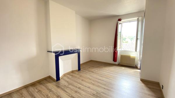 À proximité immédiate du centre-ville de Saint-Affrique, des commerces, écoles, transports et commodités, venez découvrir cet appartement T4 de 78 m² situé au 3ᵉ et dernier étage d’un immeuble de seulement 6 appartements.

Entièrement rénové en 2023 puis récemment rafraîchi, ce bien offre un cadre de vie confortable et fonctionnel, idéal aussi bien pour une résidence principale que pour un investissement locatif.

L’appartement se compose :
✨ d’un séjour lumineux
✨ d’une cuisine aménagée
✨ de 3 chambres
✨ d’une salle de douche
✨ d’un WC indépendant

Vous apprécierez également :
✔ le double vitrage
✔ le chauffage central et la chaudière au gaz
✔ la fibre installée
✔ un galetas privatif offrant un espace de stockage complémentaire
✔ l’absence de vis-à-vis
✔ son exposition Ouest offrant une belle luminosité
✔ son environnement calme, l’appartement donnant sur une partie intérieure de l’immeuble
✔ la vue dégagée sur les toits de Saint-Affrique
✔ le stationnement facile à proximité

📍 Emplacement recherché
📶 Fibre installée
🏢 Petite copropriété bien entretenue
🧱 Aucune procédure en cours
💰 Charges de copropriété maîtrisées
📄 DPE : E
📈 Rentabilité brute potentielle autour de 7,5 % selon le mode d’exploitation envisagé

Ce bien représente une belle opportunité pour :
• un premier achat
• une famille
• un investissement locatif
• une activité de colocation ou de location meublée

🎥 Vidéo disponible sur demande.
📞 Pour plus d’informations ou organiser une visite 
Laetitia Criado – BSK Immobilier