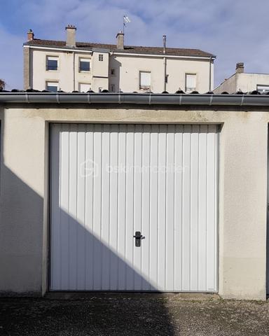 📍 SAINT-MAX (54130) – À deux pas du Tram 1, des commerces, des écoles et du cinéma.

Découvrez ce bel appartement traversant 3 pièces, avec garage, cave et balcons, très lumineux, situé dans une résidence calme et sécurisée.

Un espace d'entrée dessert d'un côté le vaste salon-séjour de 26m2 donnant sur balcon orienté Ouest et de l'autre la cuisine, équipée, et son 2e balcon orienté Est.
En avançant dans le couloir, vous découvrez ensuite une salle de bain spacieuse avec baignoire puis 2 chambres confortables.
Un espace de rangement fermé de 2m2 et des WC séparés complètent l'appartement.

Chaque pièce dispose de grandes surfaces vitrées orientée Est ou Ouest avec volets roulants électriques.

L'appartement est situé au 2e étage sur 3 sans ascenseur (avec RDC surélevé de quelques marches).

Lien vers visite virtuelle disponible sur demande