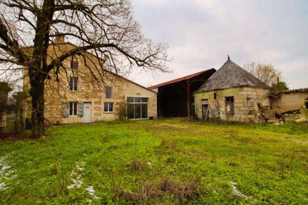 Belle maison en pierres, à finir de rénover, de 234 m2 habitables, 2 pigeonniers à rénover, hangar et dépendances