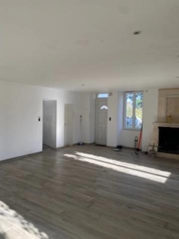 Belle maison en pierres, à finir de rénover, de 234 m2 habitables, 2 pigeonniers à rénover, hangar et dépendances