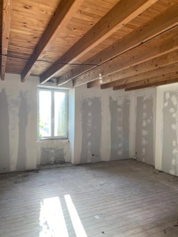 Belle maison en pierres, à finir de rénover, de 234 m2 habitables, 2 pigeonniers à rénover, hangar et dépendances