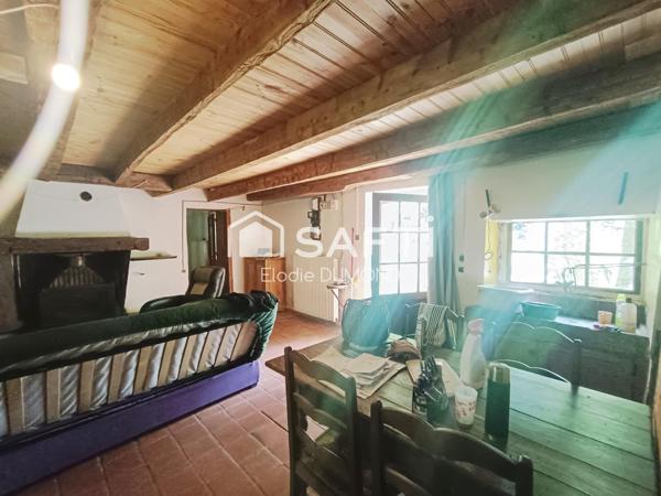 Corps de ferme à rénover d'une surface habitable de 171 m2 situé au calme sur terrain arboré de 3630 m2