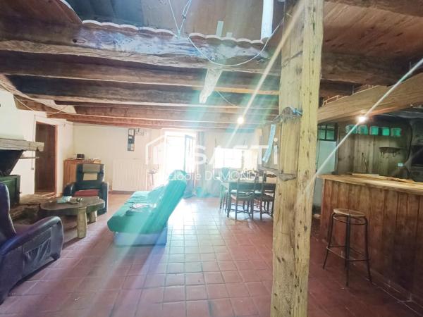 Corps de ferme à rénover d'une surface habitable de 171 m2 situé au calme sur terrain arboré de 3630 m2