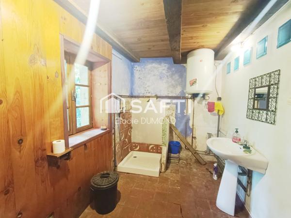 Corps de ferme à rénover d'une surface habitable de 171 m2 situé au calme sur terrain arboré de 3630 m2