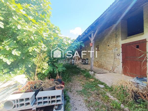 Corps de ferme à rénover d'une surface habitable de 171 m2 situé au calme sur terrain arboré de 3630 m2