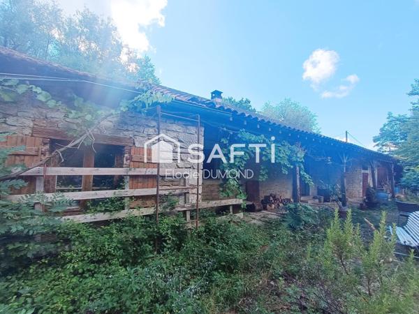 Corps de ferme à rénover d'une surface habitable de 171 m2 situé au calme sur terrain arboré de 3630 m2