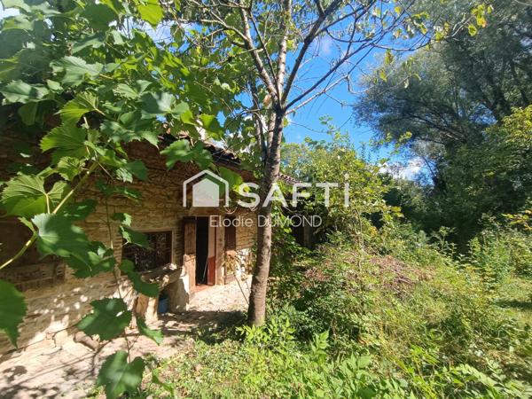 Corps de ferme à rénover d'une surface habitable de 171 m2 situé au calme sur terrain arboré de 3630 m2