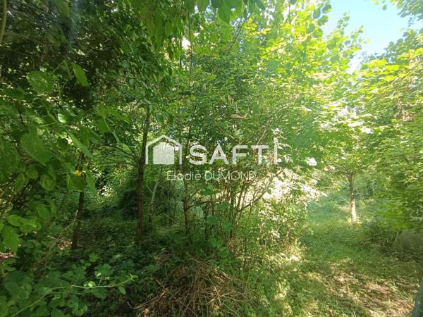 Corps de ferme à rénover d'une surface habitable de 171 m2 situé au calme sur terrain arboré de 3630 m2