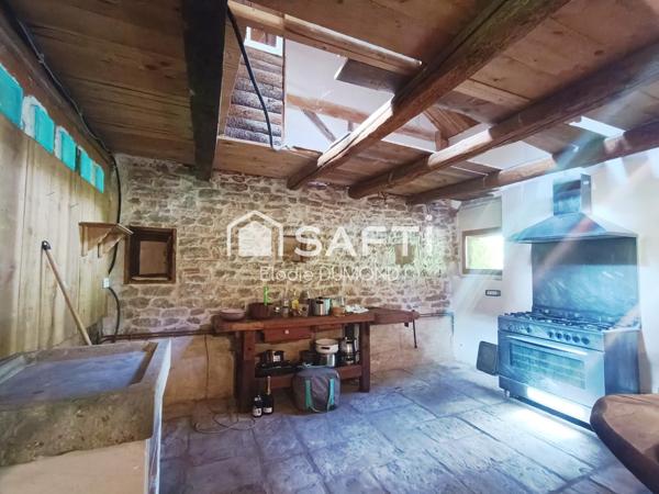 Corps de ferme à rénover d'une surface habitable de 171 m2 situé au calme sur terrain arboré de 3630 m2