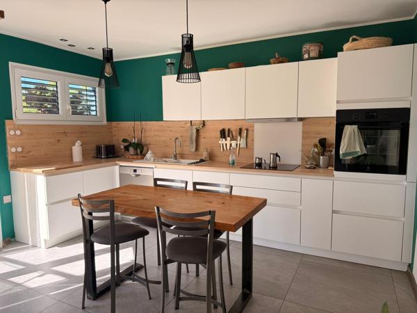 Maison contemporaine de 134 m2 avec piscine et studio indépendant.