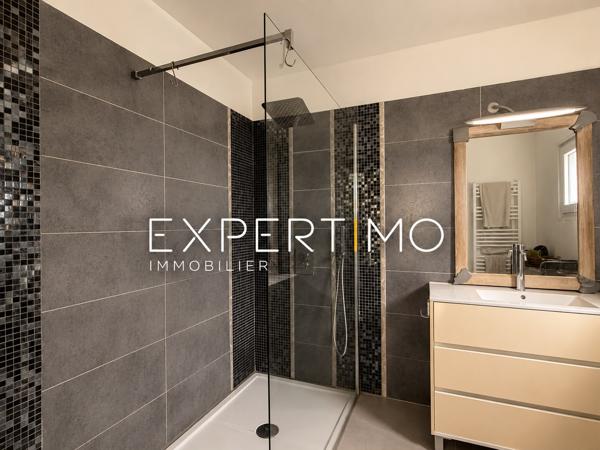 Maison contemporaine de 134 m2 avec piscine et studio indépendant.
