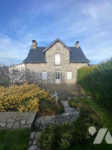 A VENDRE, à Mauriac (CANTAL), dans un hameau calme, offrant une vue agréable et dégagée tout en...