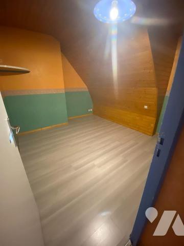 A VENDRE, à Mauriac (CANTAL), dans un hameau calme, offrant une vue agréable et dégagée tout en...