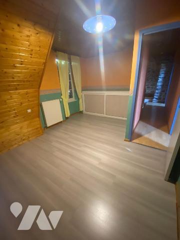 A VENDRE, à Mauriac (CANTAL), dans un hameau calme, offrant une vue agréable et dégagée tout en...