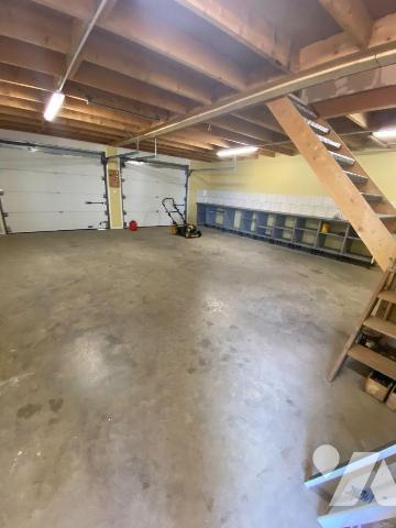 A VENDRE, à Mauriac (CANTAL), dans un hameau calme, offrant une vue agréable et dégagée tout en...