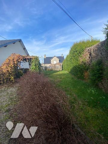 A VENDRE, à Mauriac (CANTAL), dans un hameau calme, offrant une vue agréable et dégagée tout en...