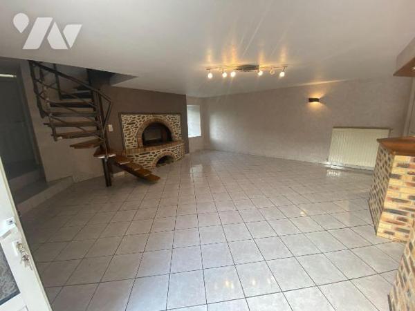 A VENDRE, à Mauriac (CANTAL), dans un hameau calme, offrant une vue agréable et dégagée tout en...