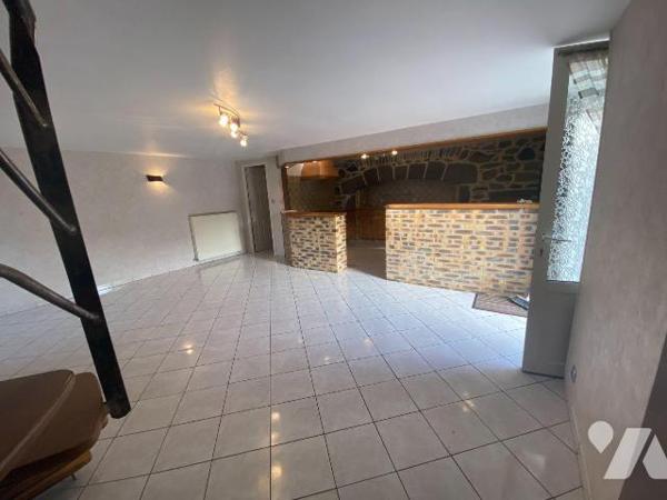 A VENDRE, à Mauriac (CANTAL), dans un hameau calme, offrant une vue agréable et dégagée tout en...