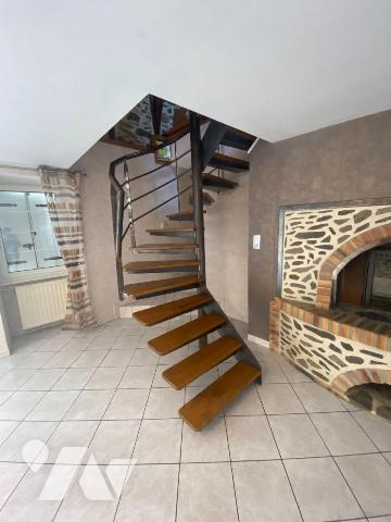 A VENDRE, à Mauriac (CANTAL), dans un hameau calme, offrant une vue agréable et dégagée tout en...