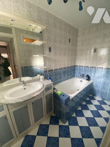 A VENDRE, à Mauriac (CANTAL), dans un hameau calme, offrant une vue agréable et dégagée tout en...