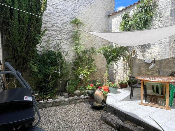 MAISON DE VILLE 2 CHAMBRES ET BUREAU A COGNAC