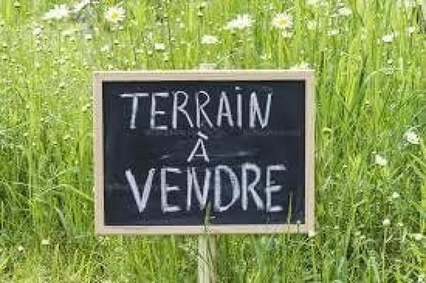 TERRAIN CONSTRUCTIBLE à DANGE-SAINT-ROMAIN
