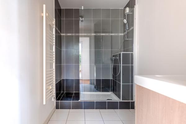 T4 de 78 m² avec jardin de 36 m² – Centre-ville – 2 chambres – 46 m² de pièce de vie – Parking