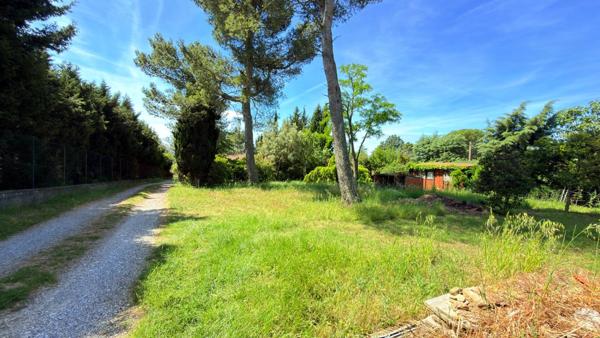 Villemoustaussou ! Maison à RENOVER sur 1100m² de terrain constructible