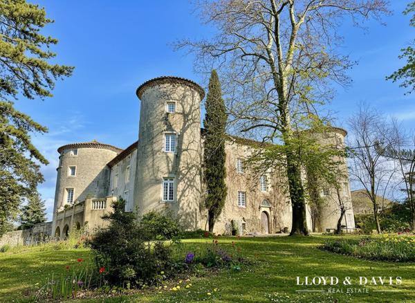 CHÂTEAU MÉDIÉVAL – VUE DOMINANTE – ACTIVITÉ GÎTES et RÉCEPTION