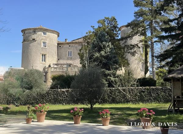 CHÂTEAU MÉDIÉVAL – VUE DOMINANTE – ACTIVITÉ GÎTES et RÉCEPTION