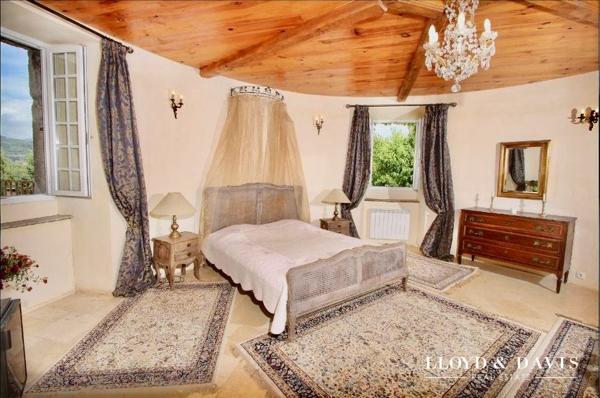 CHÂTEAU MÉDIÉVAL – VUE DOMINANTE – ACTIVITÉ GÎTES et RÉCEPTION