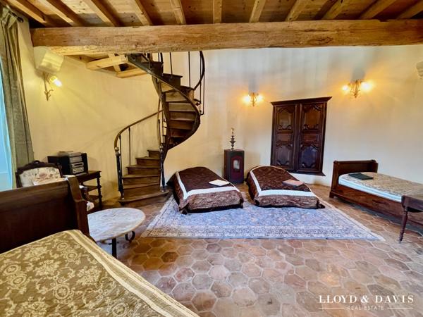 CHÂTEAU MÉDIÉVAL – VUE DOMINANTE – ACTIVITÉ GÎTES et RÉCEPTION