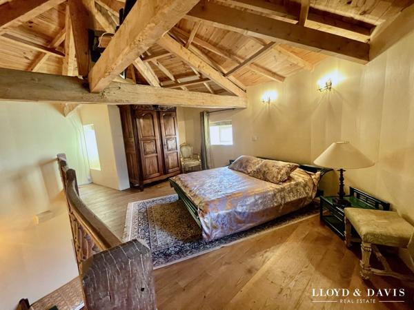 CHÂTEAU MÉDIÉVAL – VUE DOMINANTE – ACTIVITÉ GÎTES et RÉCEPTION